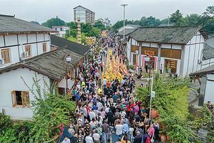 ?鲍威尔面部遭肘击倒地不起 被搀扶出场！